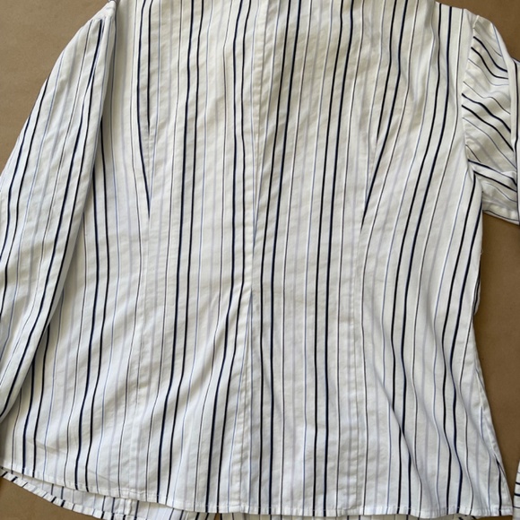 White shirt with Blue pinstripes - size 6 - Picture 6 of 6